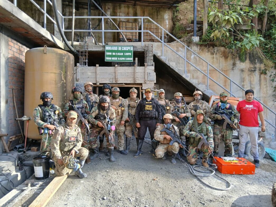 Los delincuentes intentaron obstaculizar la intervención mediante la quema de llantas en el interior de la bocamina.