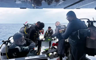 Buzos de las fuerzas armadas de Maldivas, en plena operación.