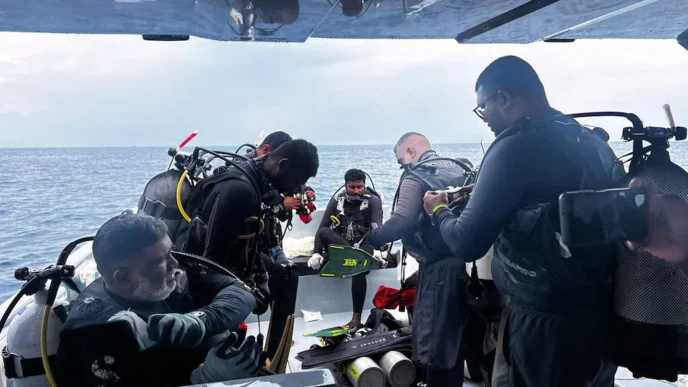 Buzos de las fuerzas armadas de Maldivas, en plena operación.