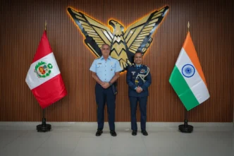 Coronel Aviador Ravi Nanda, Agregado de Defensa de la República de India, saluda al Comandante General de la FAP.