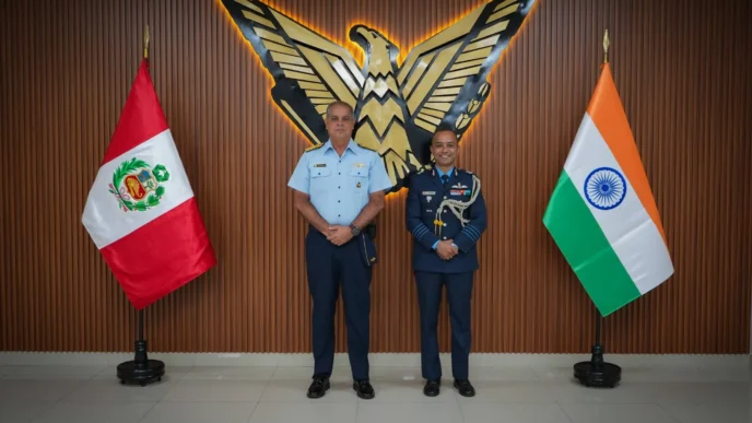 Coronel Aviador Ravi Nanda, Agregado de Defensa de la República de India, saluda al Comandante General de la FAP.