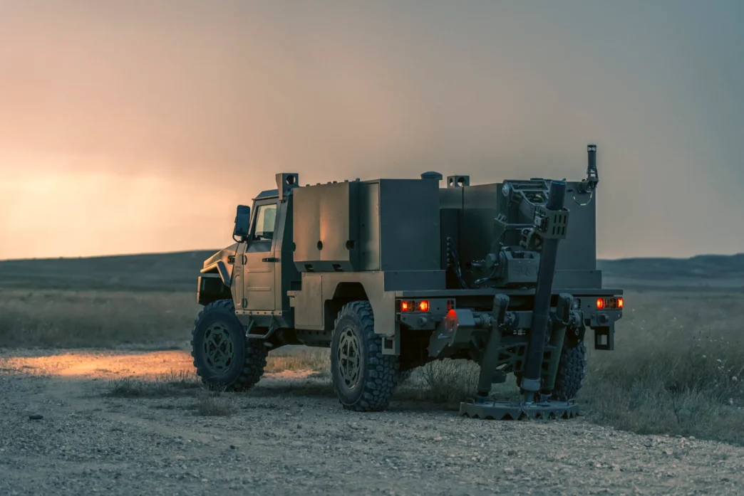 Diseñado para proporcionar fuego indirecto desde vehículos ligeros de alta movilidad, EMOC tiene una arquitectura abierta compatible con distintos sistemas de control de fuego y software.