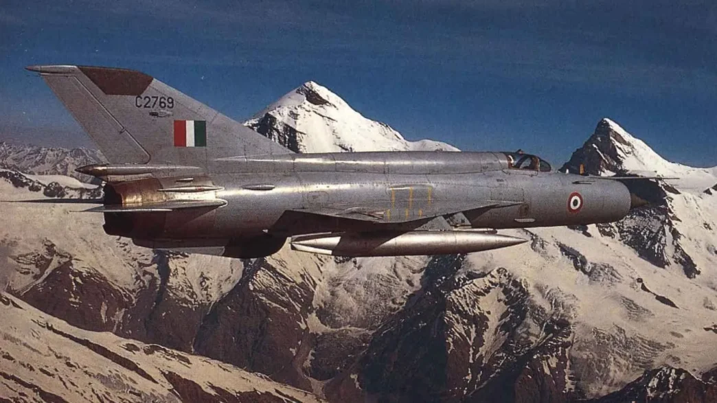 El MiG-21 sirvió a la India durante más de seis décadas, del que alrededor de 600 de 800 ejemplares fueron ensamblados en el país asiático, lo que permitió el desarrollo de la industria aeronáutica local.