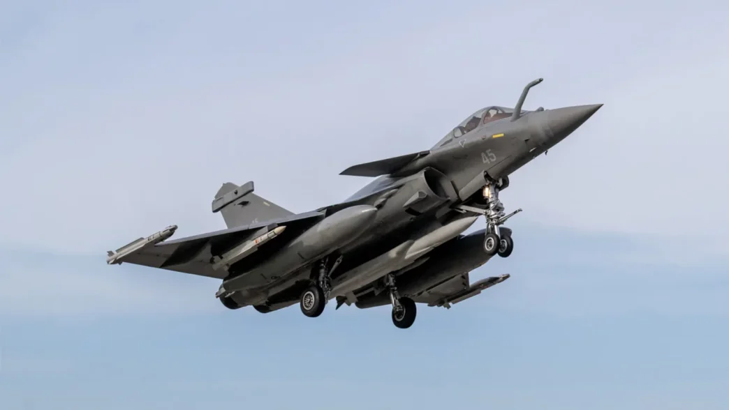 El Rafale nació como un avión bimotor capaz de operar desde bases terrestres y desde portaaviones.