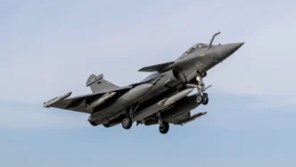 El Rafale nació como un avión bimotor capaz de operar desde bases terrestres y desde portaaviones.