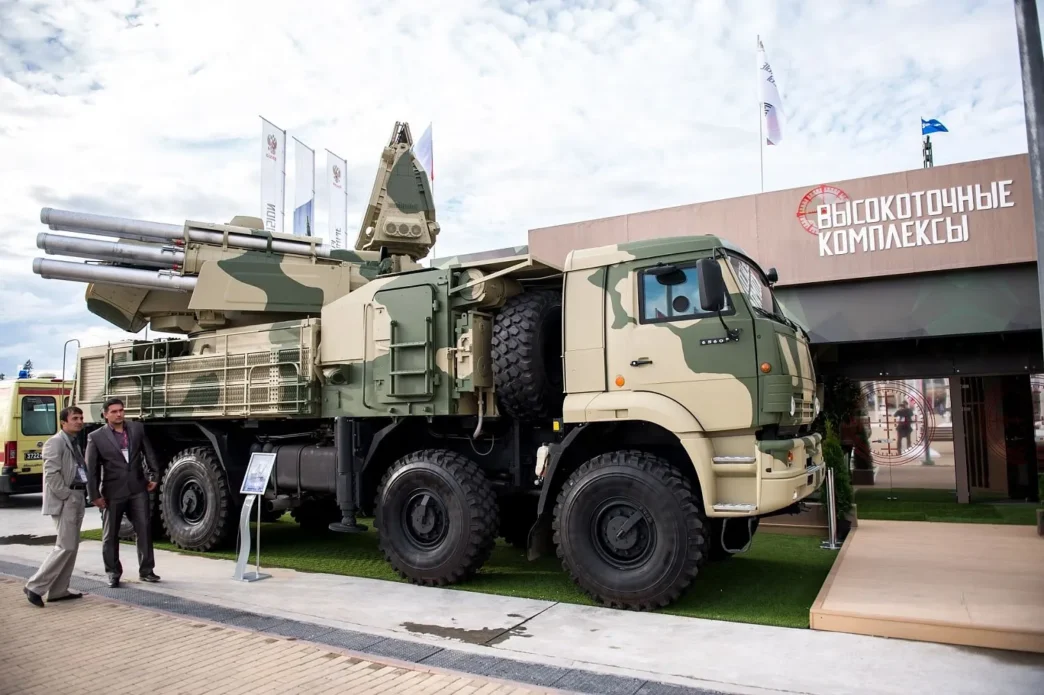 El Pantsyr puede destruir una amplia variedad de drones, misiles balísticos ATACMS, misiles de crucero Storm Shadow y Flamingo, misiles de alta velocidad HARM, HIMARS y otros.
