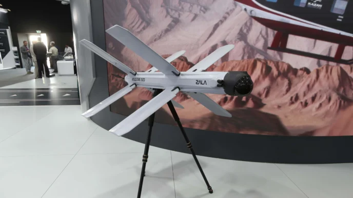 Sistema de UAV de reconocimiento y ataque Lancet-E, con importantes mejoras, que incluye el UAV de reconocimiento Z-16E y las municiones merodeadoras Item 51E y Item 52E con una cola doble en forma de X de ZALA Aero.