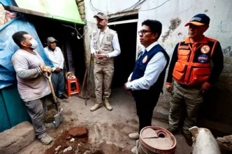 El titular del Sector Defensa se desplazó a las zonas afectadas para evaluar los daños materiales ocasionados por el movimiento sísmico de magnitud 6.1.