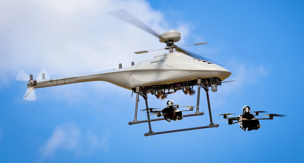 Este concepto transforma la plataforma no tripulada de rotor en un portador aéreo de largo alcance capaz de transportar y desplegar drones de inteligencia, vigilancia y reconocimiento (ISR) .