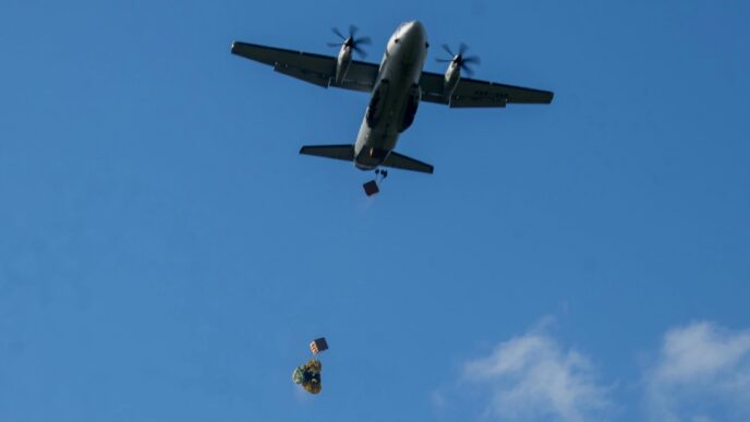 Por primera vez, la Fuerza Aérea del Perú ejecutó una operación de lanzamiento aéreo de ayuda humanitaria, empleando una aeronave Spartan C-27J y el despliegue de paracaidistas militares para hacer llegar suministros a comunidades aisladas.