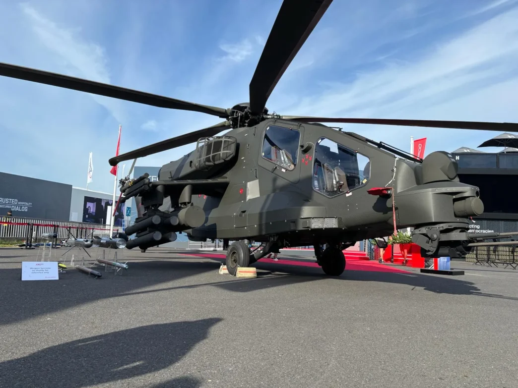 En ILA Berlín, Leonardo, con el pleno apoyo de la Dirección Nacional de Armamento y del Ejército Italiano, anunció una estrategia internacional de promoción del AW249, destacando los beneficios de disuasión moderna e interoperabilidad del programa.