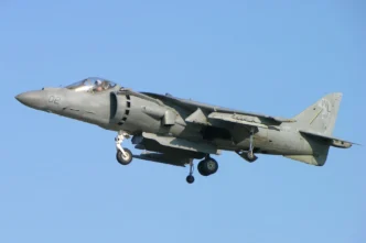 Los Harrier están propulsados ​​por un único motor turbofán, cuyo empuje se distribuye a través de cuatro toberas que pueden girar desde la posición horizontal hasta la vertical.