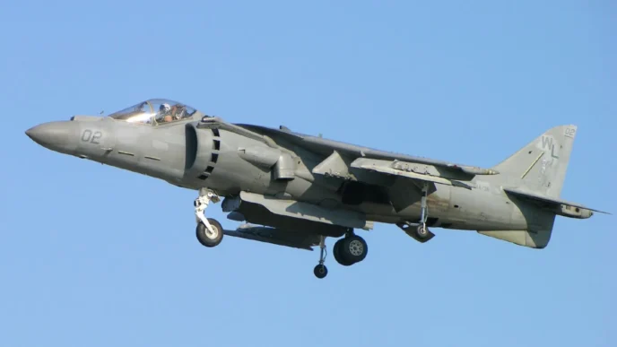 Los Harrier están propulsados ​​por un único motor turbofán, cuyo empuje se distribuye a través de cuatro toberas que pueden girar desde la posición horizontal hasta la vertical.