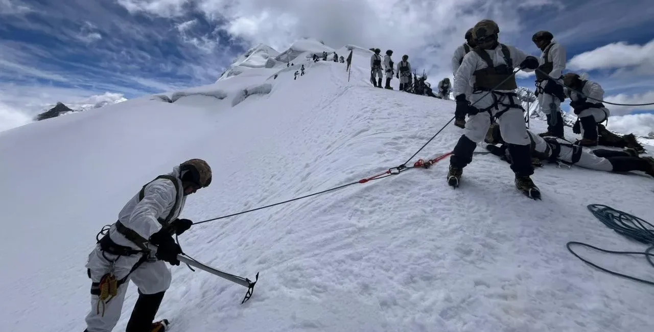 Comandos realizaron marchas de largo alcance y ejercicios de supervivencia hasta el campamento base del Vallunaraju, ubicado a 4900 metros de altitud.