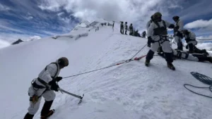 Comandos realizaron marchas de largo alcance y ejercicios de supervivencia hasta el campamento base del Vallunaraju, ubicado a 4900 metros de altitud.