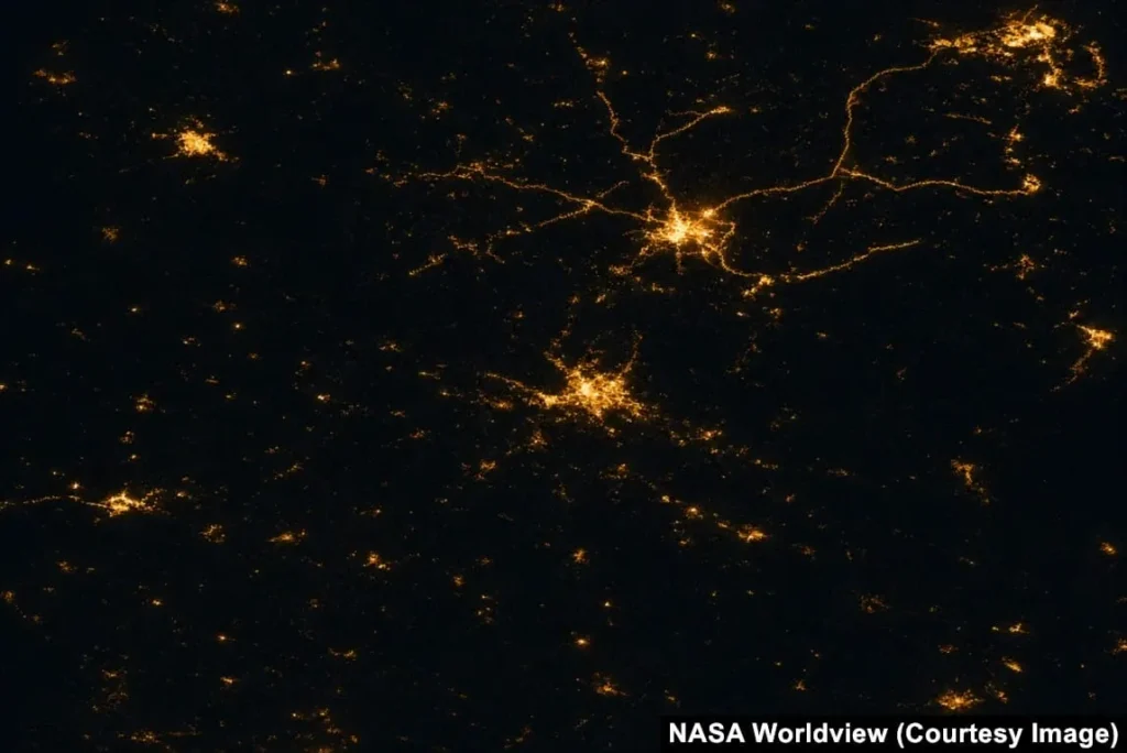 Foto nocturna satelital del área de Jarkov (arriba) y Belgorod (abajo) antes de la guerra, donde ambas ciudades tienen luces.