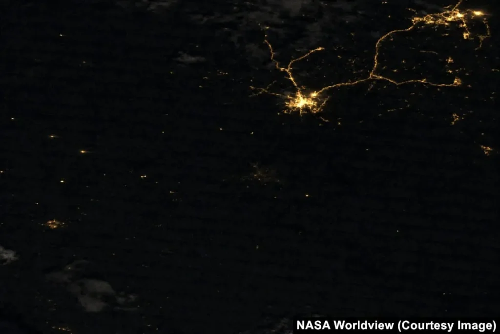 Foto nocturna satelital actual, donde la parte oscura es Ucrania.