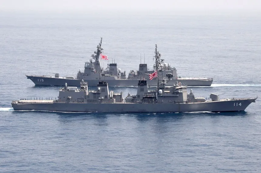 En el fondo el destructor JS “Akizuki” (DDG-115), primero de su clase, al frente el también destructor JS “Suzunami” (DDG-114), ultimo de la clase Takanami. Destacan las diferencias en la disposición de las celdas VLS y la artillería principal, siendo los radares fijos del Akizuki su característica más llamativa (Fuente: Shiphub.com).