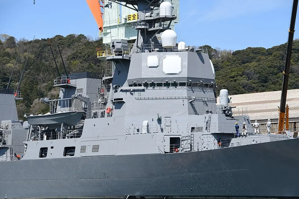 Detalle del puente del destructor JS “Fuyuzuki” (DD-118) en la base naval de Maizuru, podemos observar los dos componentes del sistema FCS-3A, identificables visualmente por los cuadros blancos sobre el puente de navegación.